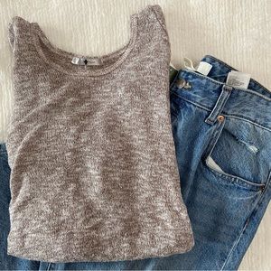 knit long sleeve, lace at bottom | M